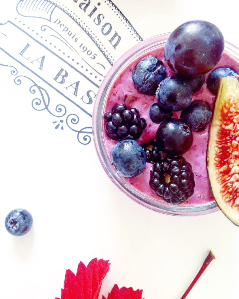 FRUITS VIOLETS À LA GRECQUE